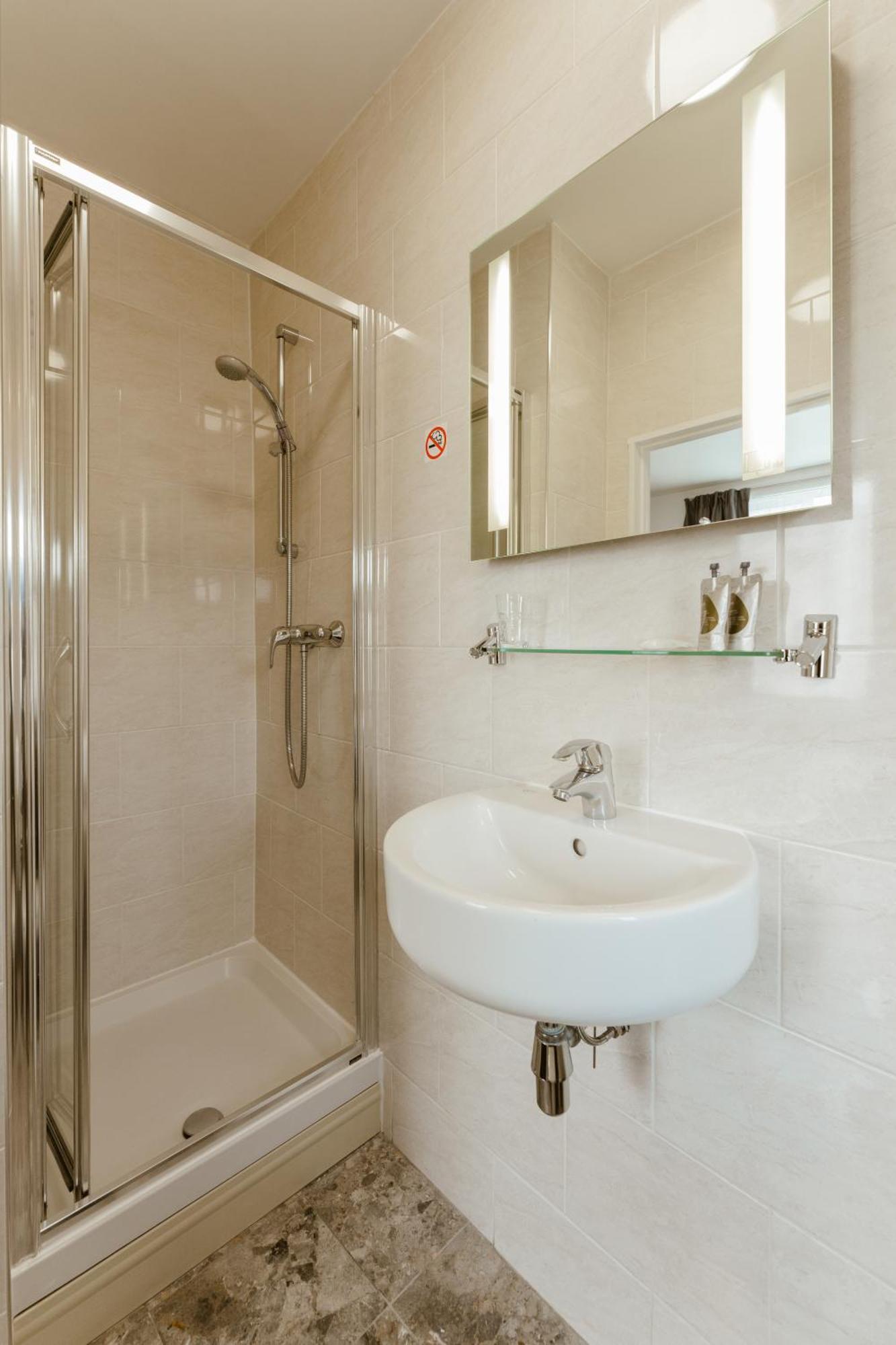Star Hotel Лондон Экстерьер фото